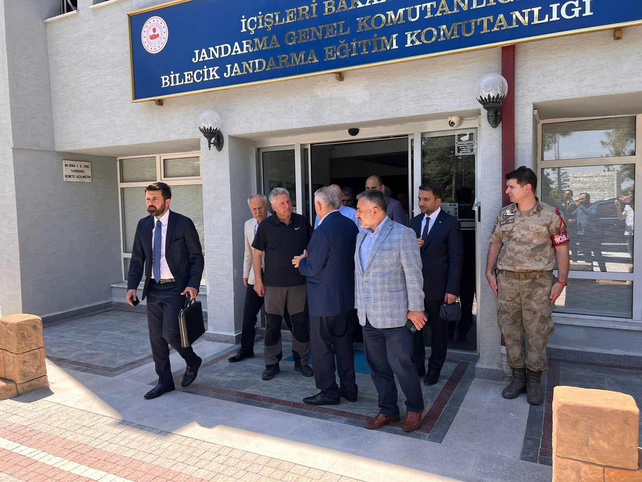 AK Parti Genel Başkan Vekili Binali Yıldırım’ı taşıyan helikopter Bilecik’e acil iniş yaptı 3