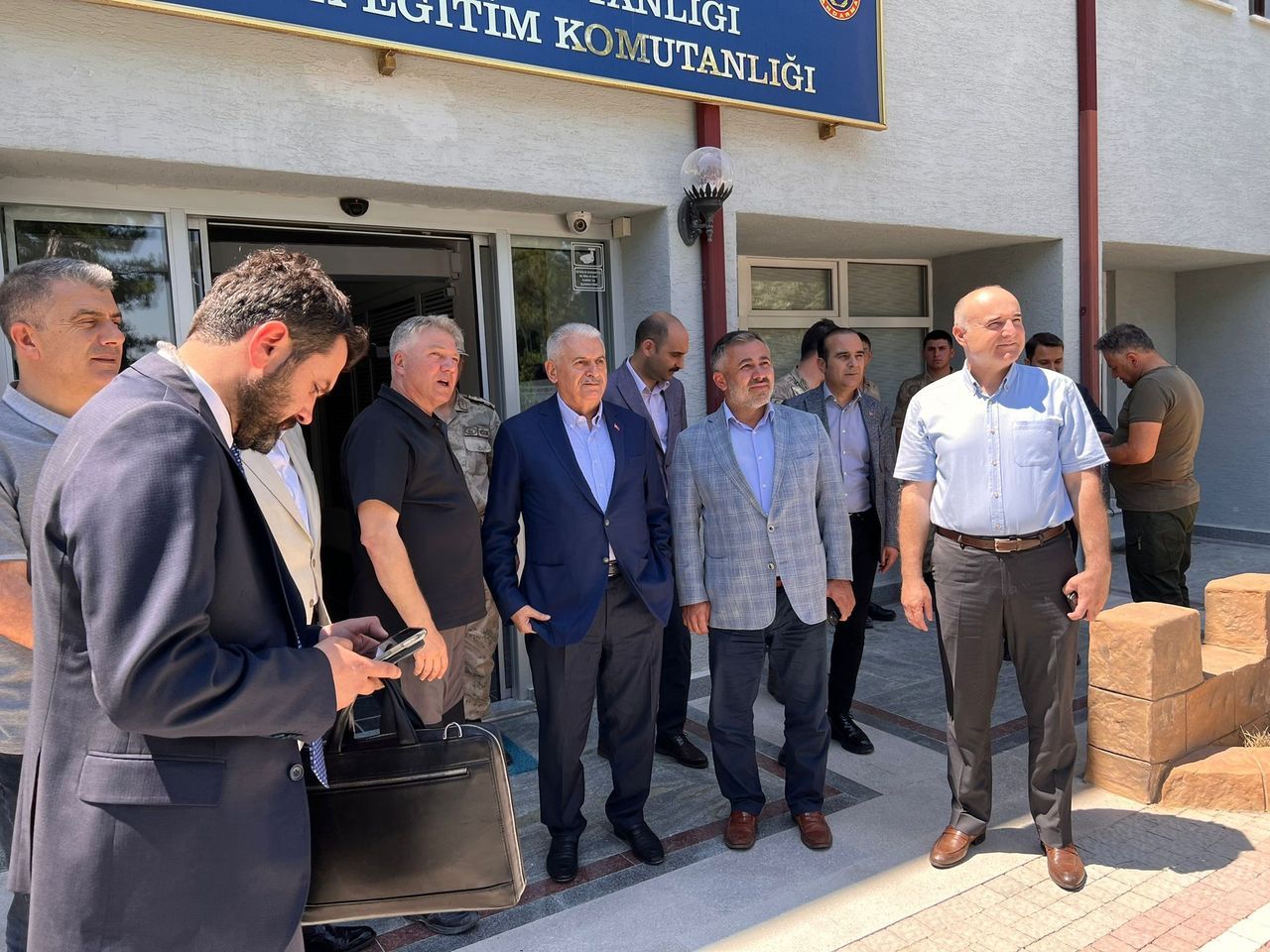 AK Parti Genel Başkan Vekili Binali Yıldırım’ı taşıyan helikopter Bilecik’e acil iniş yaptı 4