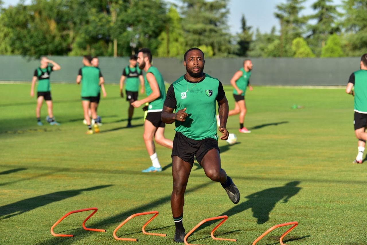 Mesut Bakkal yönetimindeki Denizlispor, yeni sezona taktiksel çalışmalarla başladı 2