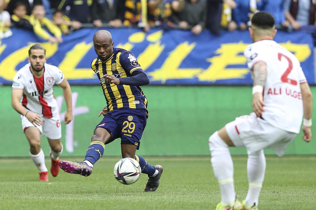 Süper Lig 2022-2023 sezonu ekiplerinden transfer haberleri art arda geliyor 22
