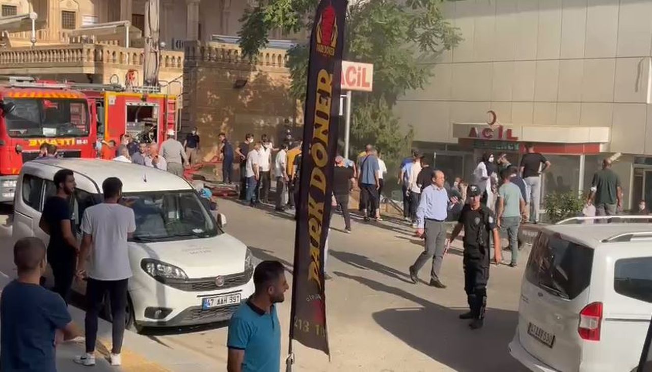 Mardin’de trafo patladı! Dumandan etkilenen yeni doğan bebekler vinçle tahliye edildi 5