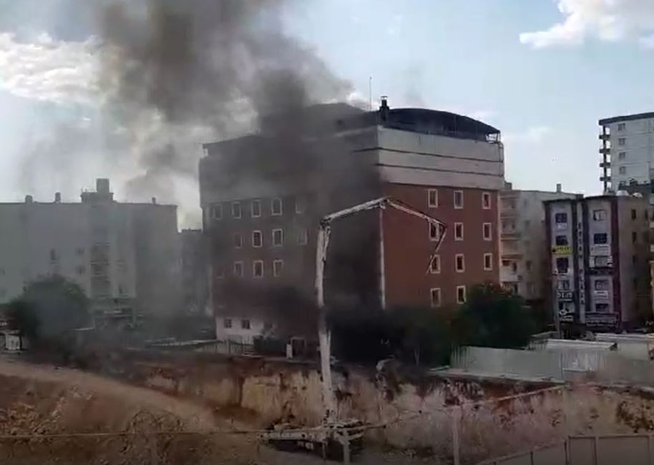 Mardin’de trafo patladı! Dumandan etkilenen yeni doğan bebekler vinçle tahliye edildi 1