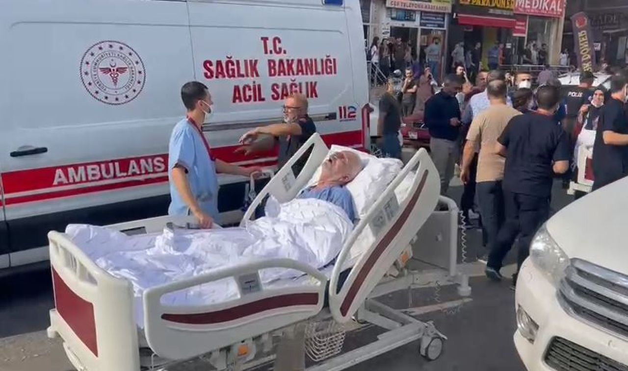 Mardin’de trafo patladı! Dumandan etkilenen yeni doğan bebekler vinçle tahliye edildi 2