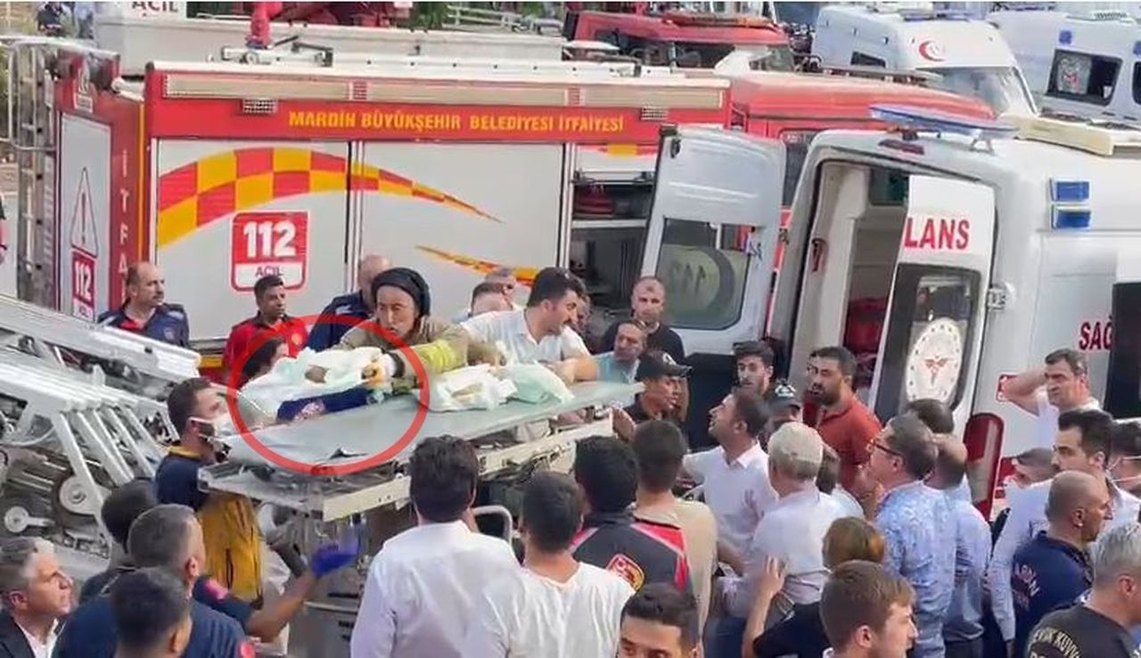 Mardin’de trafo patladı! Dumandan etkilenen yeni doğan bebekler vinçle tahliye edildi 7