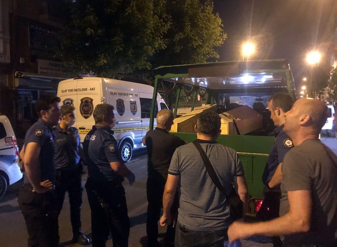 Fatih’te dehşet! 81 yaşındaki annesinin boğazını bıçakla kesti 1
