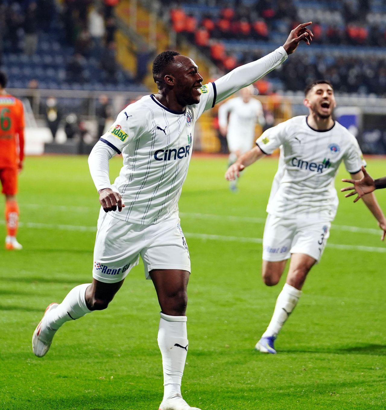 Nihat Kahveci yeni transferleri yorumladı: Muleka ve Weghorst ikilisi birbirini tamamlamalı 2
