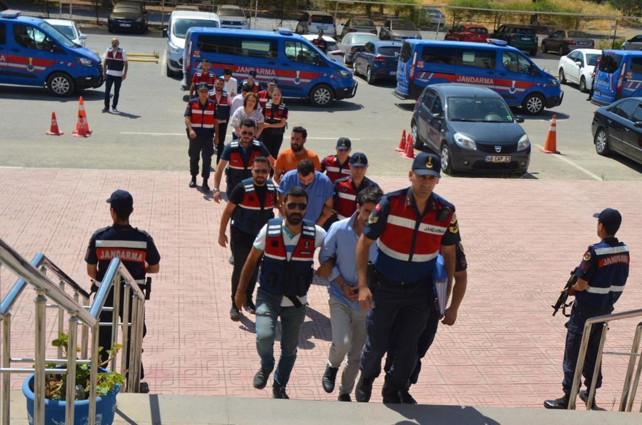 Vurulup, üzerine asit dökülerek yakılmıştı! Babası mezarına elleriyle toprak attı 8