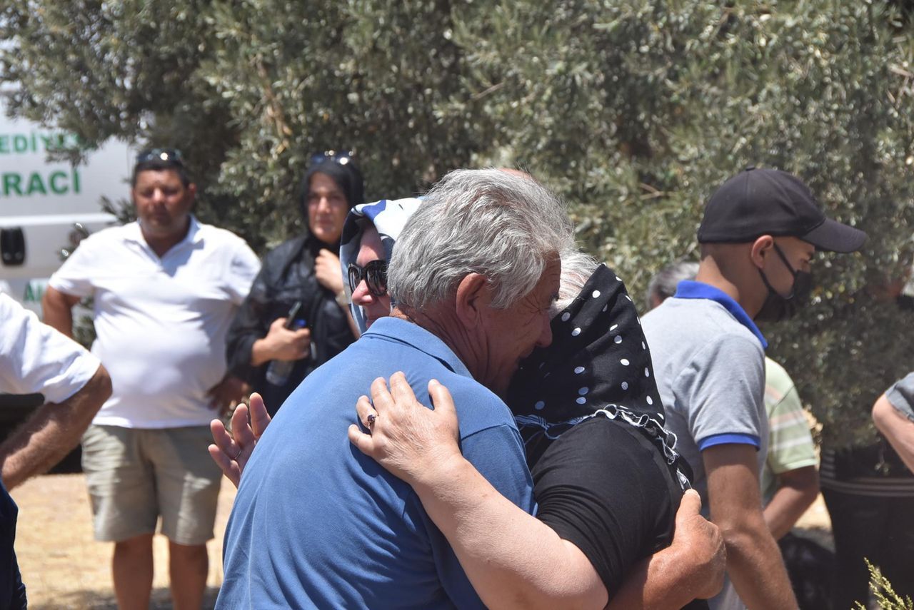 Vurulup, üzerine asit dökülerek yakılmıştı! Babası mezarına elleriyle toprak attı 14