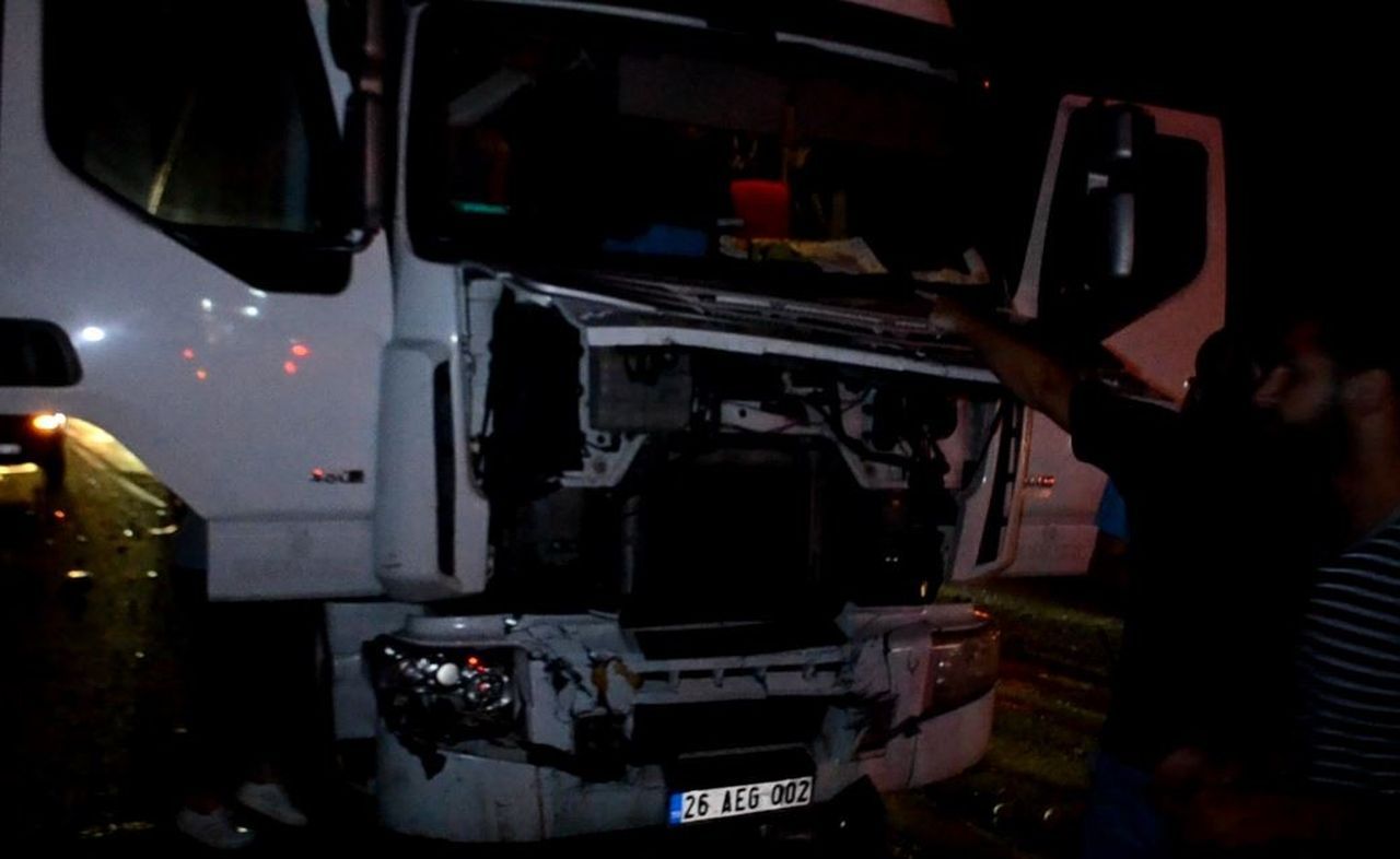 Tekirdağ'da TIR dehşeti! Kırmızı ışıkta bekleyen 8 aracı biçti 2
