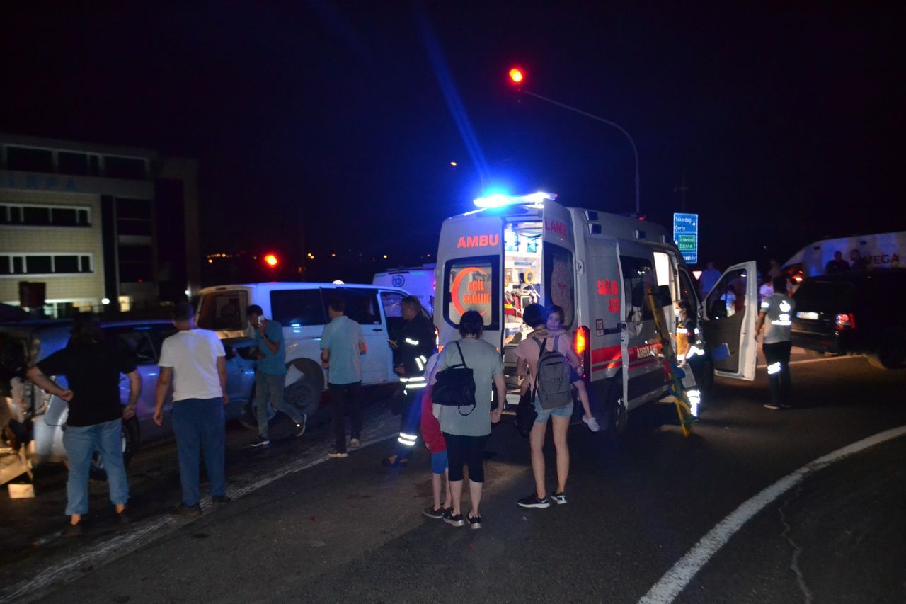 Tekirdağ'da TIR dehşeti! Kırmızı ışıkta bekleyen 8 aracı biçti 5