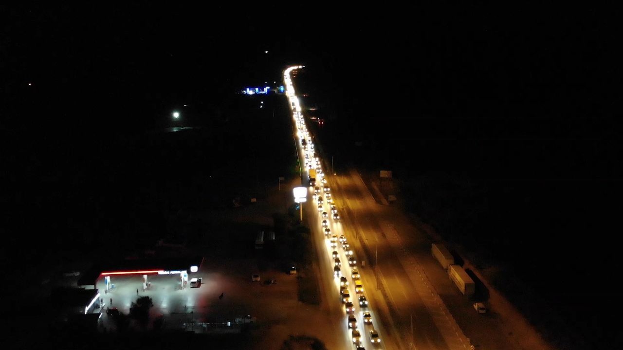 Tatilciler yollara döküldü! 43 ilin geçiş güzergahı gece yarısı 'kilitlendi' 1