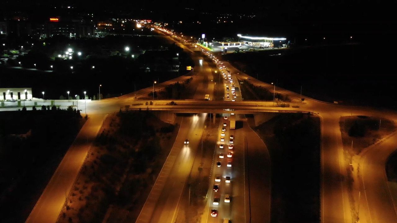 Tatilciler yollara döküldü! 43 ilin geçiş güzergahı gece yarısı 'kilitlendi' 2