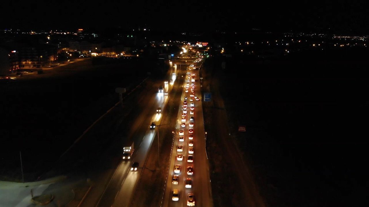 Tatilciler yollara döküldü! 43 ilin geçiş güzergahı gece yarısı 'kilitlendi' 3