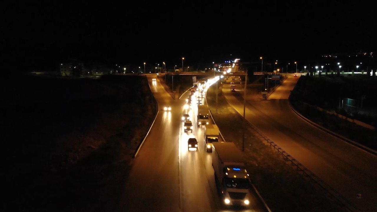 Tatilciler yollara döküldü! 43 ilin geçiş güzergahı gece yarısı 'kilitlendi' 5