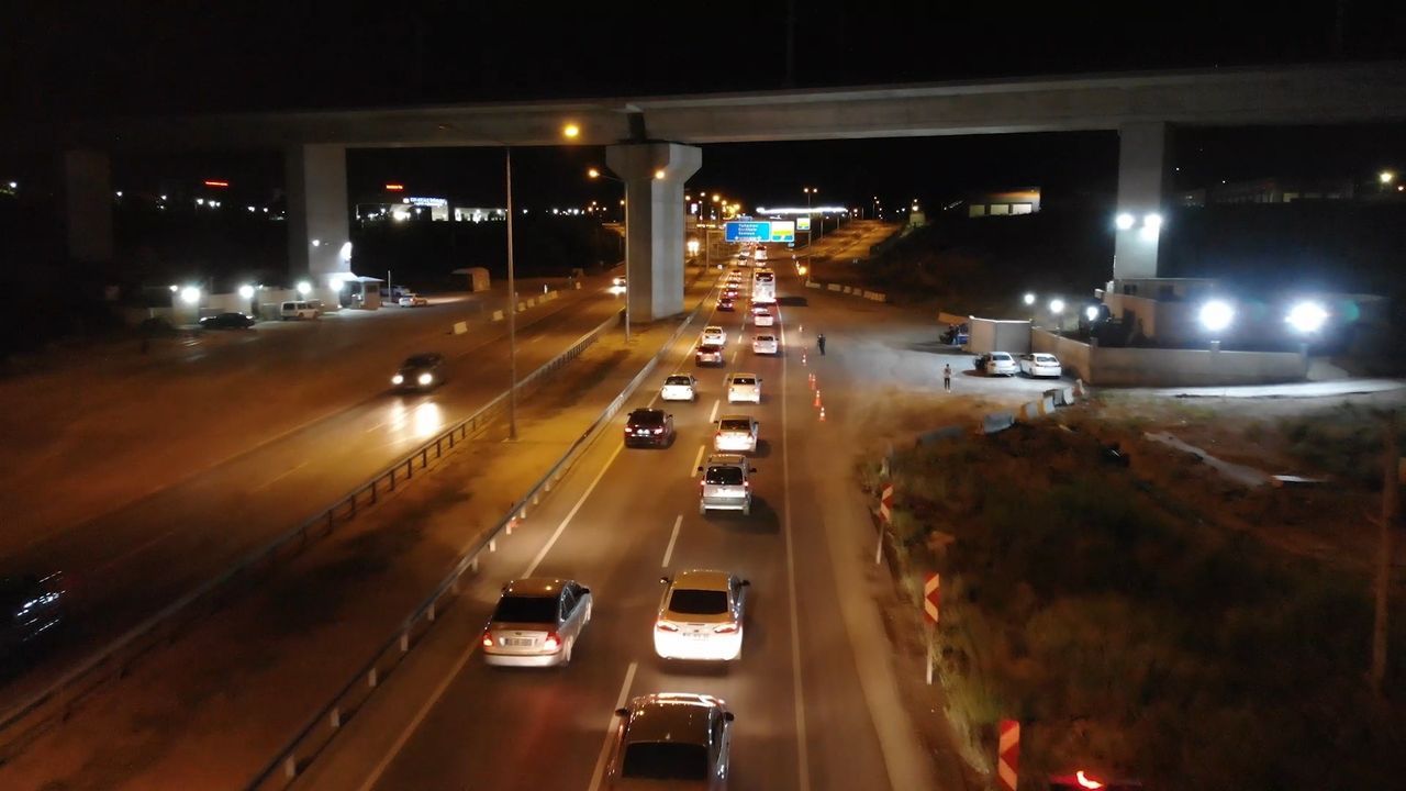 Tatilciler yollara döküldü! 43 ilin geçiş güzergahı gece yarısı 'kilitlendi' 6