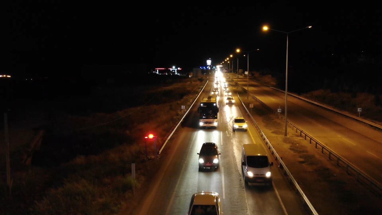 Tatilciler yollara döküldü! 43 ilin geçiş güzergahı gece yarısı 'kilitlendi' 7