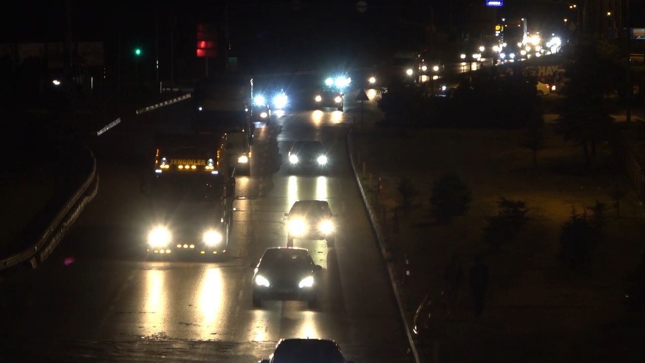 Tatilciler yollara döküldü! 43 ilin geçiş güzergahı gece yarısı 'kilitlendi' 9