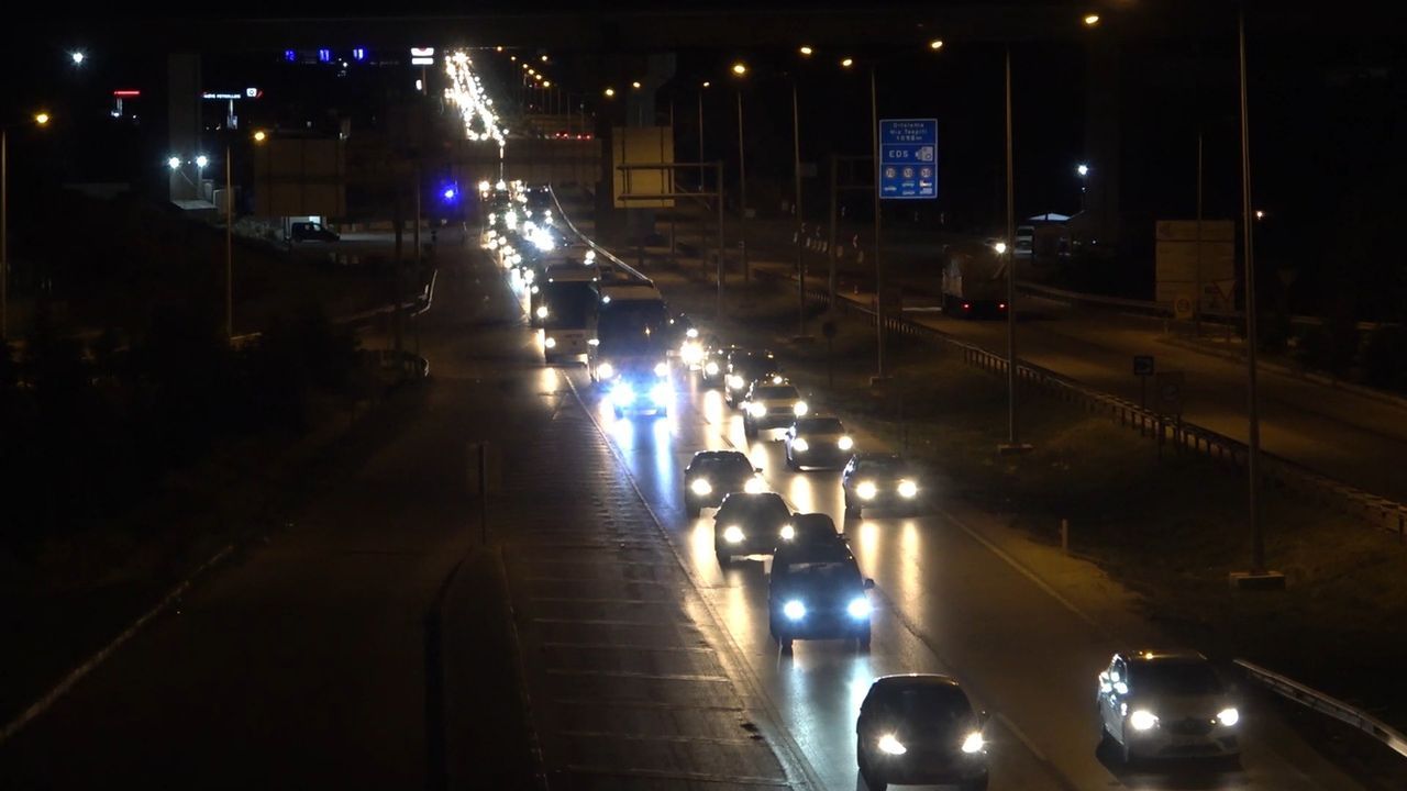 Tatilciler yollara döküldü! 43 ilin geçiş güzergahı gece yarısı 'kilitlendi' 10