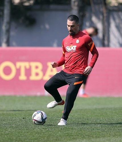 Türk futbolunun önemli ismi Arda Turan, Londra'ya gidiyor! Kraliyet ailesi ile yan yana olacak 1