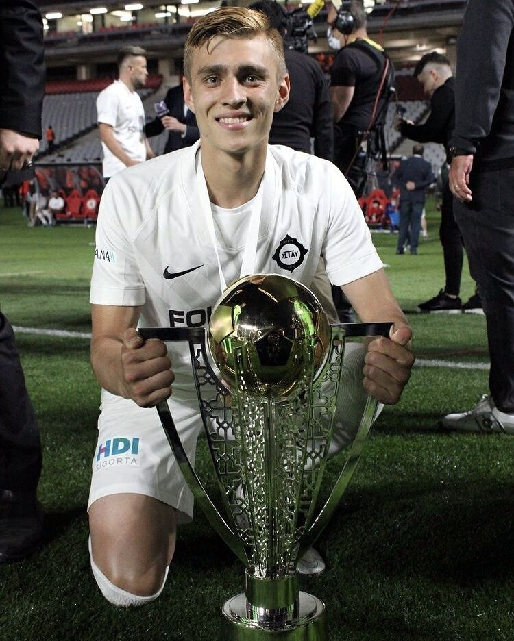 Yeni transfer Kazımcan Karataş, Galatasaray'da sırtında taşıyacağı forma numarasını açıkladı 6