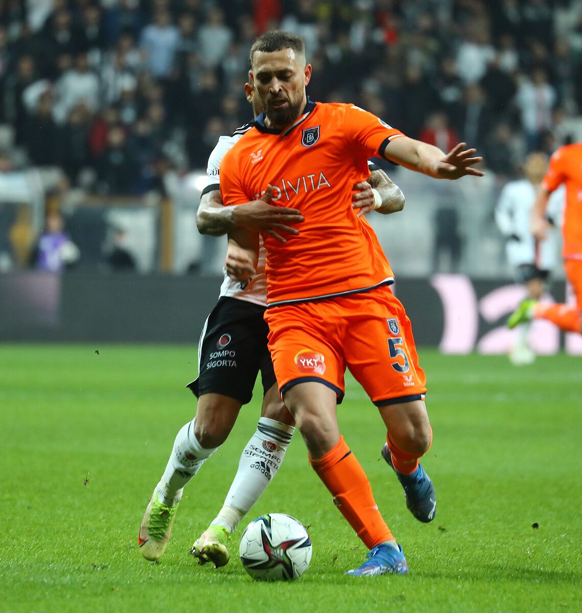 Başakşehir, kiralık olarak takımda olan Leonardo Duarte'yi 4 yıllığına renklerine bağladı 2