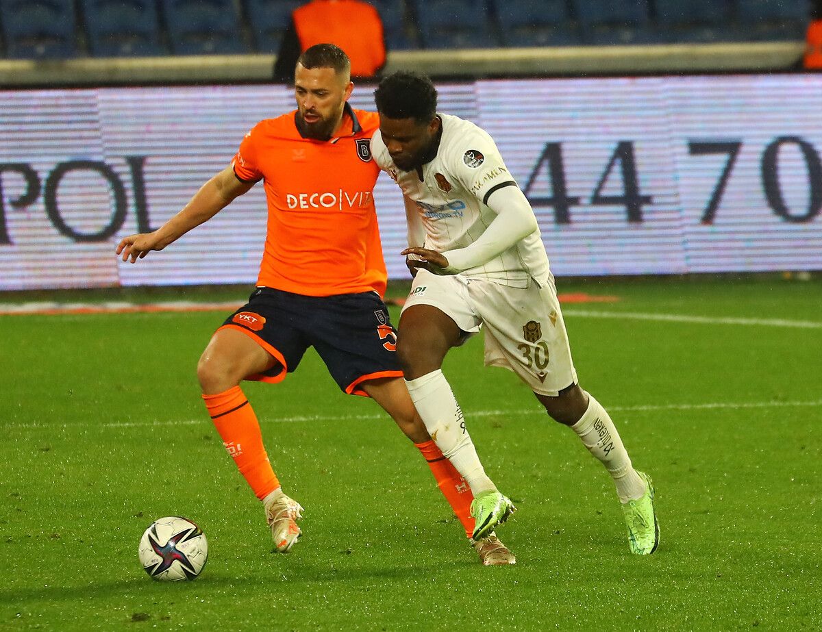 Başakşehir, kiralık olarak takımda olan Leonardo Duarte'yi 4 yıllığına renklerine bağladı 1
