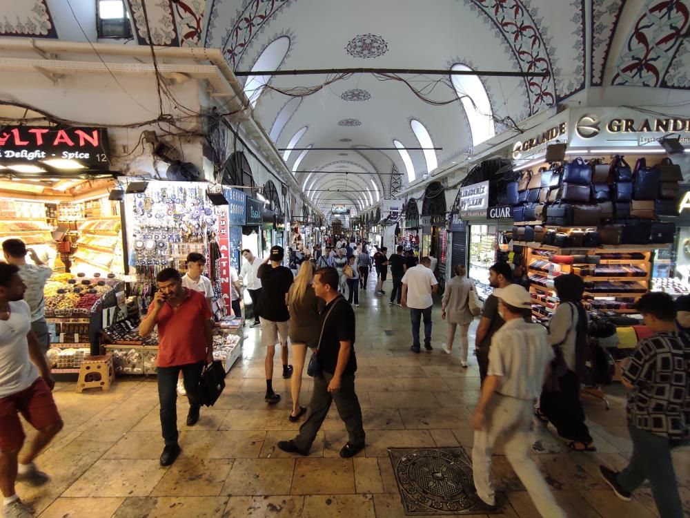 Arefe Günü'nde Kapalıçarşı'da turist yoğunluğu 2