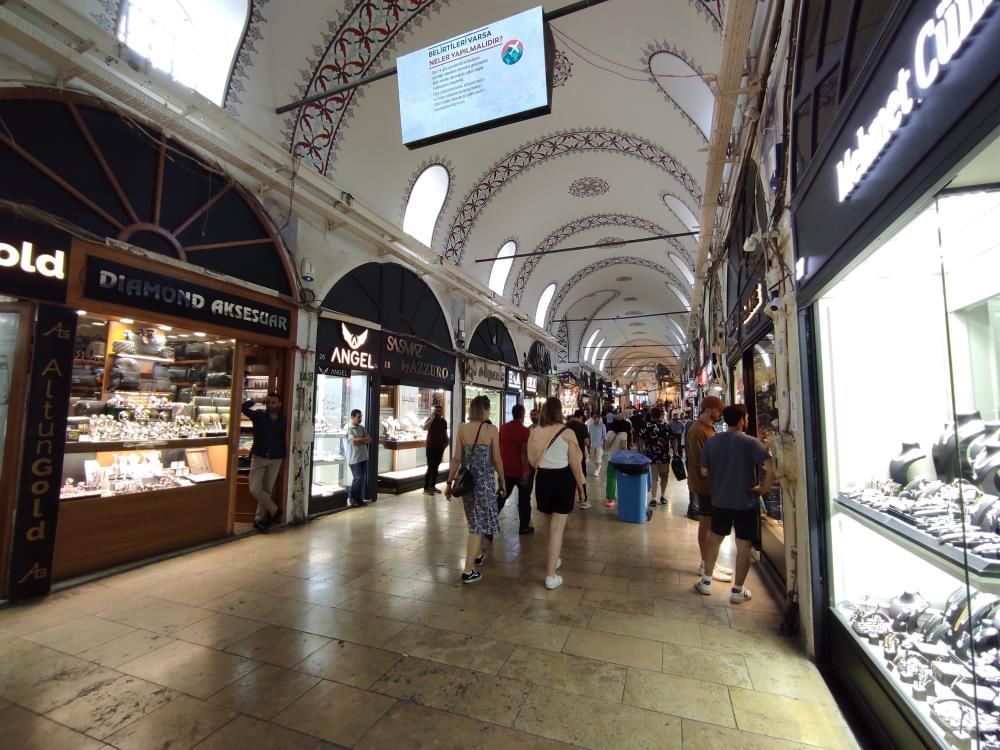 Arefe Günü'nde Kapalıçarşı'da turist yoğunluğu 4