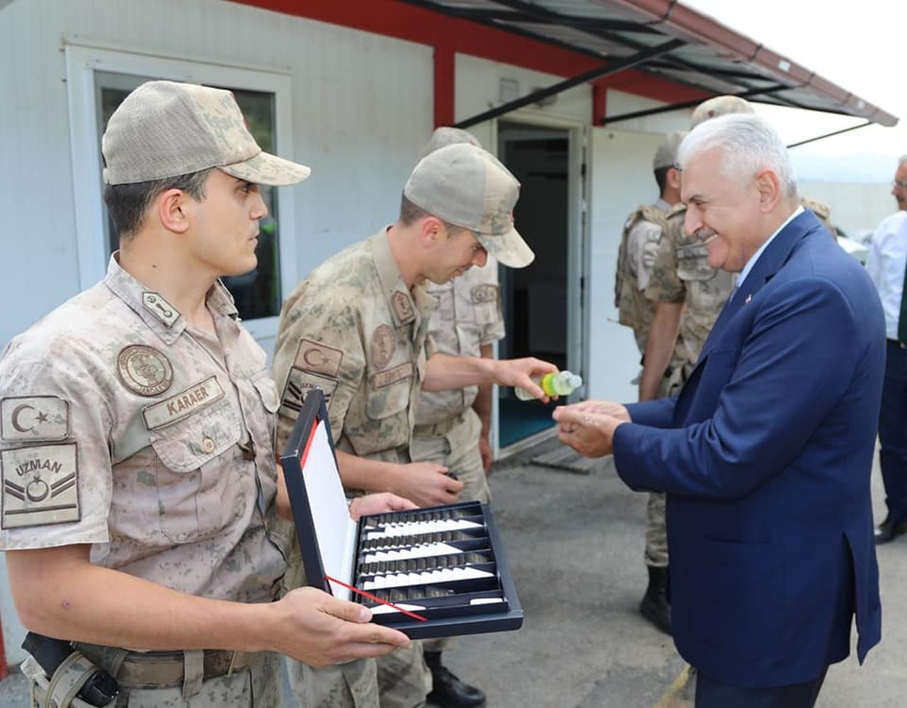 Binali Yıldırım, Erzincan'da Mehmetçikle bayramlaştı 1