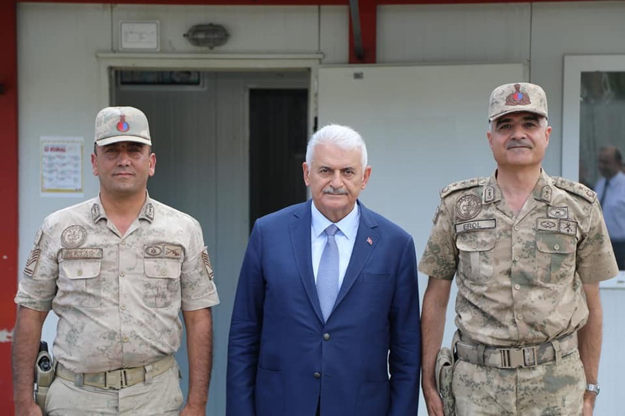 Binali Yıldırım, Erzincan'da Mehmetçikle bayramlaştı 2