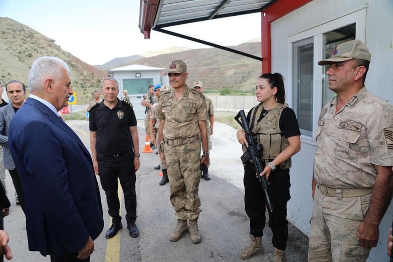Binali Yıldırım, Erzincan'da Mehmetçikle bayramlaştı 4