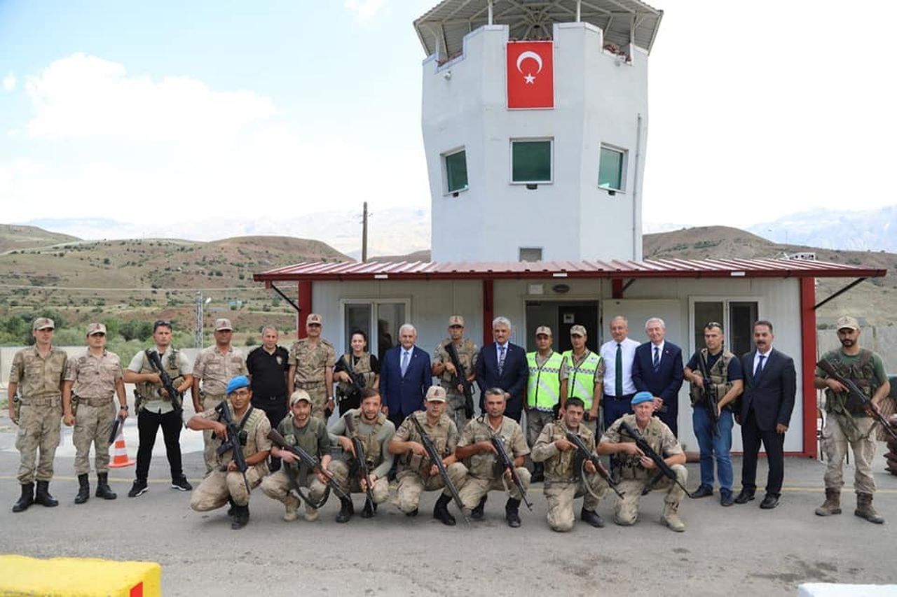 Binali Yıldırım, Erzincan'da Mehmetçikle bayramlaştı 3