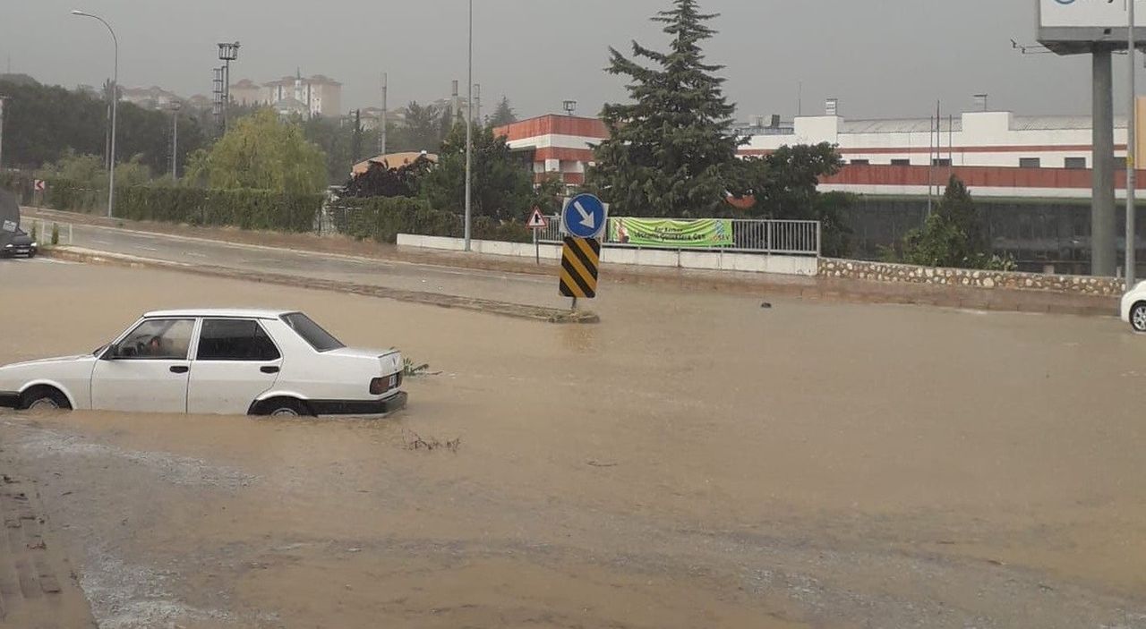 Bilecik'te sağanağa yolda yakalanan araçlar suya gömüldü 1