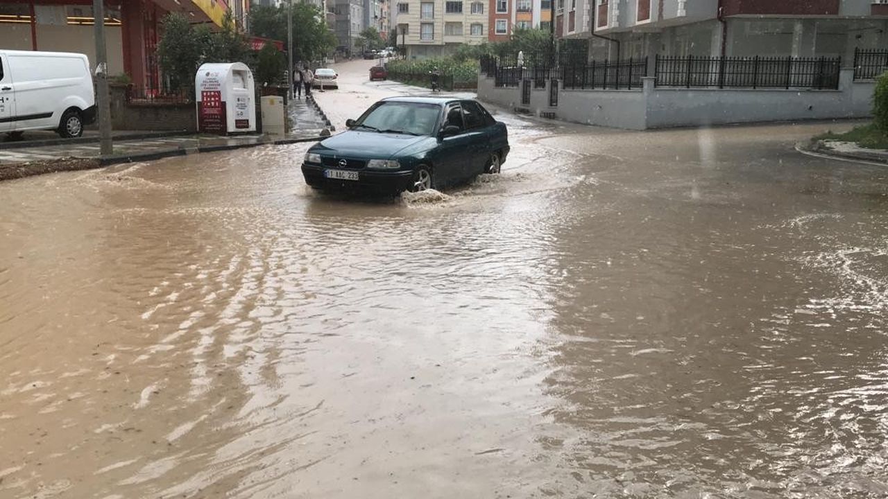 Bilecik'te sağanağa yolda yakalanan araçlar suya gömüldü 2
