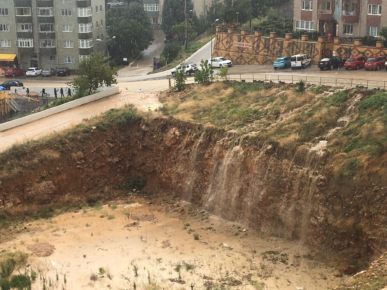 Bilecik'te sağanağa yolda yakalanan araçlar suya gömüldü 4