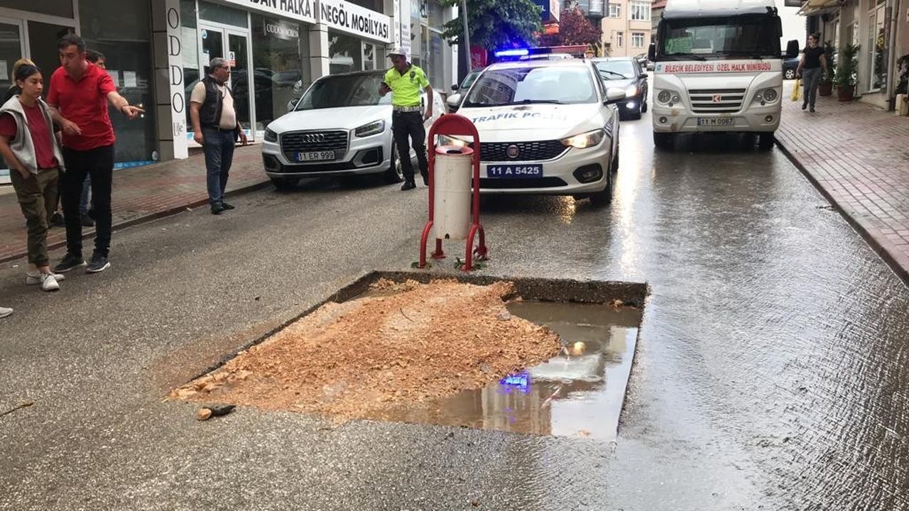 Bilecik'te sağanağa yolda yakalanan araçlar suya gömüldü 6