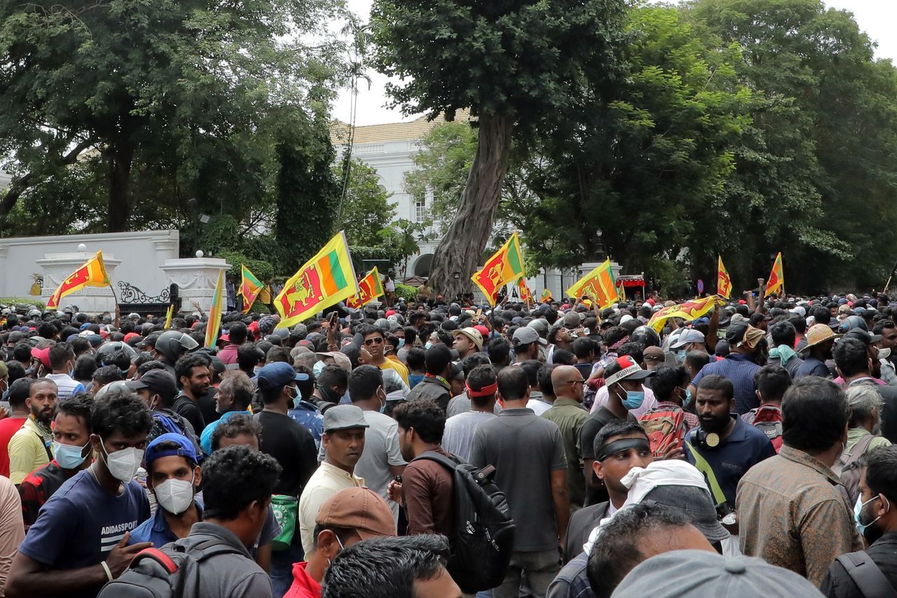 Sri Lanka'da hükümet krizi! Binlerce gösterici Başbakanlık konutunu ateşe verdi 15