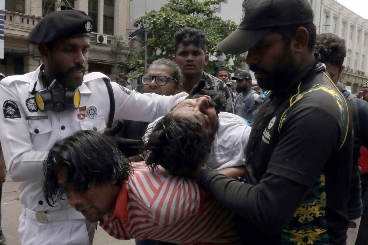 Sri Lanka'da hükümet krizi! Binlerce gösterici Başbakanlık konutunu ateşe verdi 16