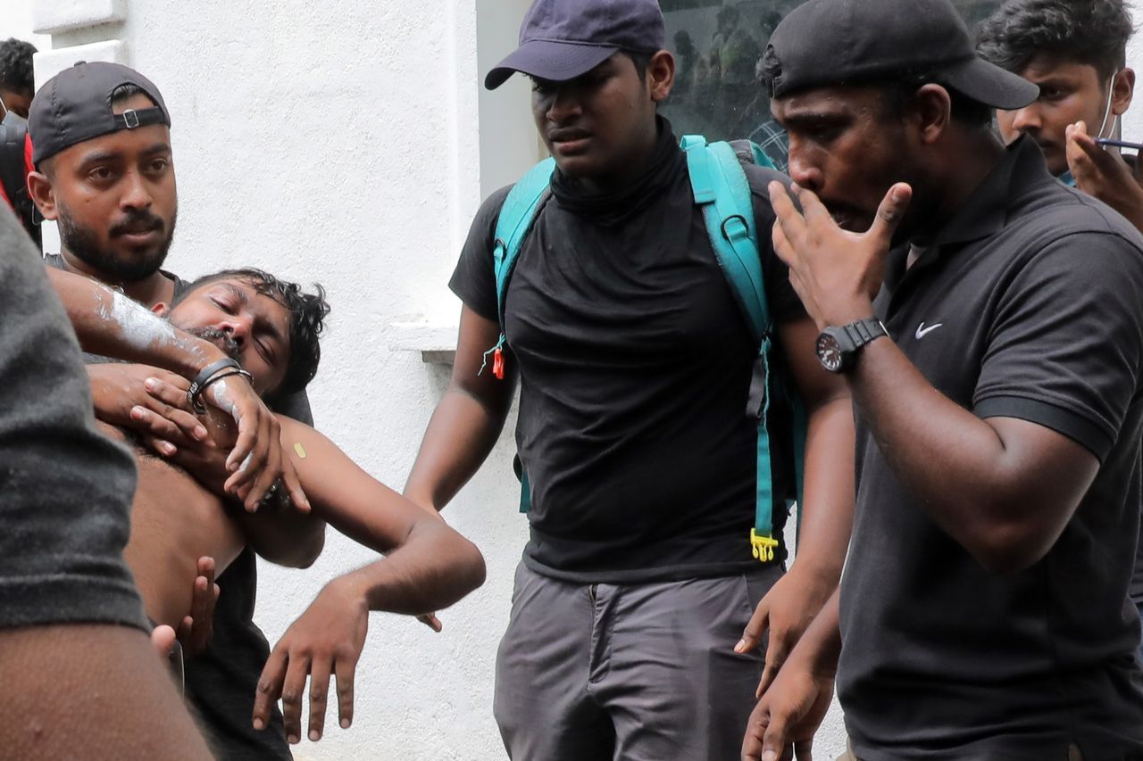 Sri Lanka'da hükümet krizi! Binlerce gösterici Başbakanlık konutunu ateşe verdi 17