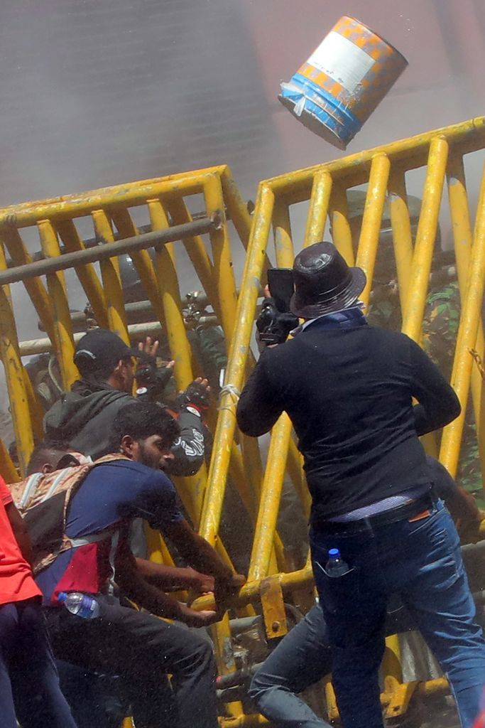 Sri Lanka'da hükümet krizi! Binlerce gösterici Başbakanlık konutunu ateşe verdi 20