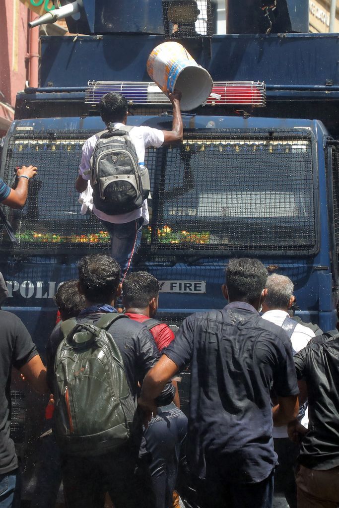 Sri Lanka'da hükümet krizi! Binlerce gösterici Başbakanlık konutunu ateşe verdi 22
