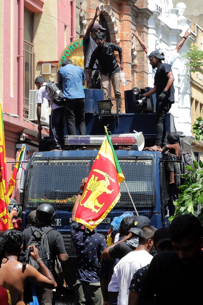 Sri Lanka'da hükümet krizi! Binlerce gösterici Başbakanlık konutunu ateşe verdi 23