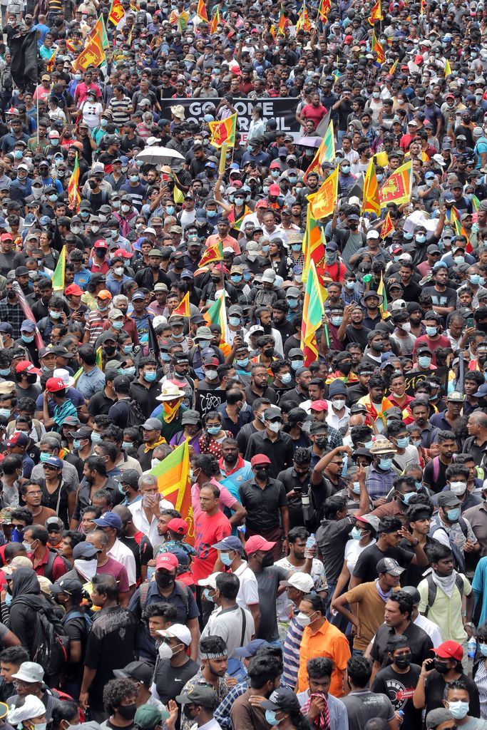 Sri Lanka'da hükümet krizi! Binlerce gösterici Başbakanlık konutunu ateşe verdi 25