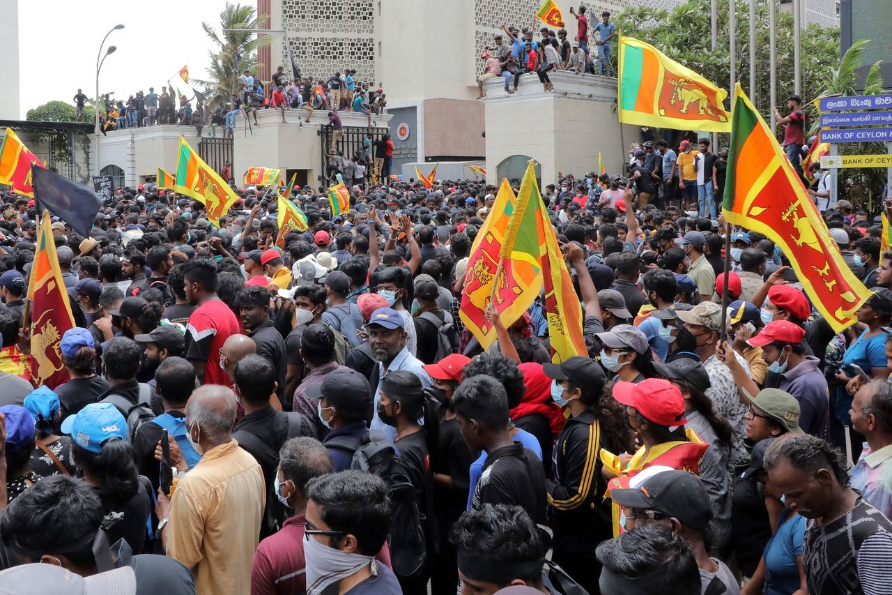 Sri Lanka'da hükümet krizi! Binlerce gösterici Başbakanlık konutunu ateşe verdi 26