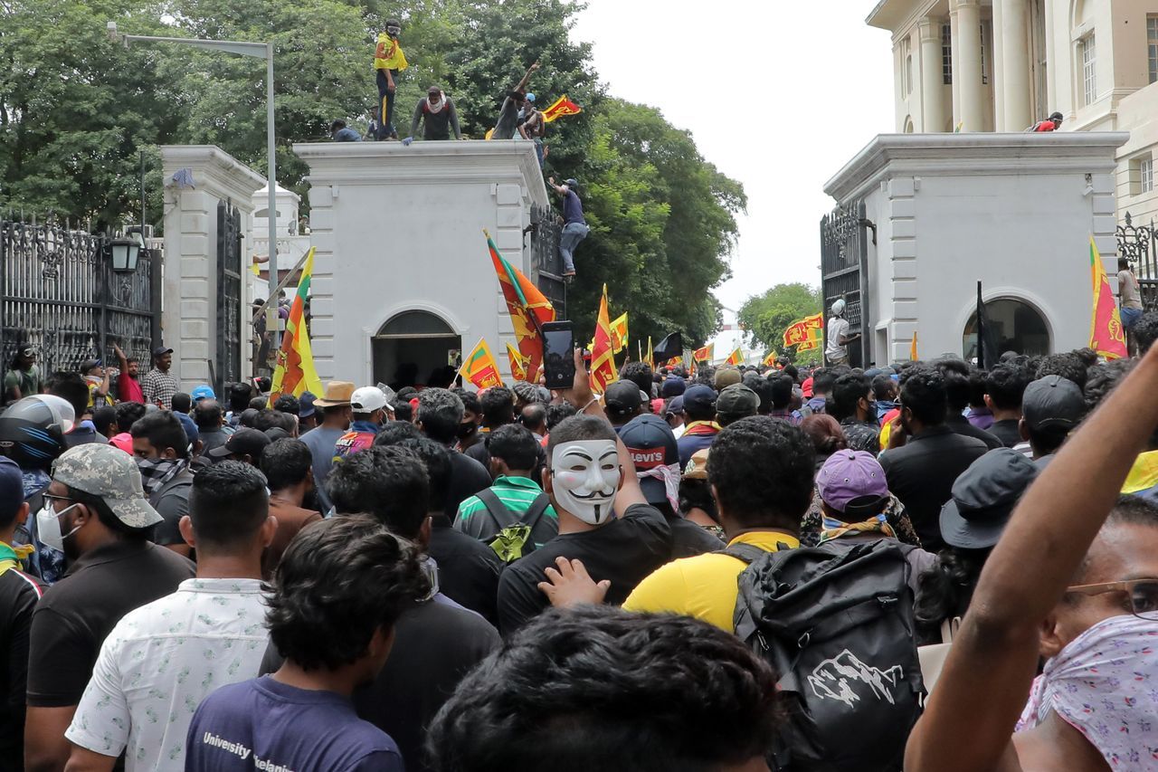 Sri Lanka'da hükümet krizi! Binlerce gösterici Başbakanlık konutunu ateşe verdi 27