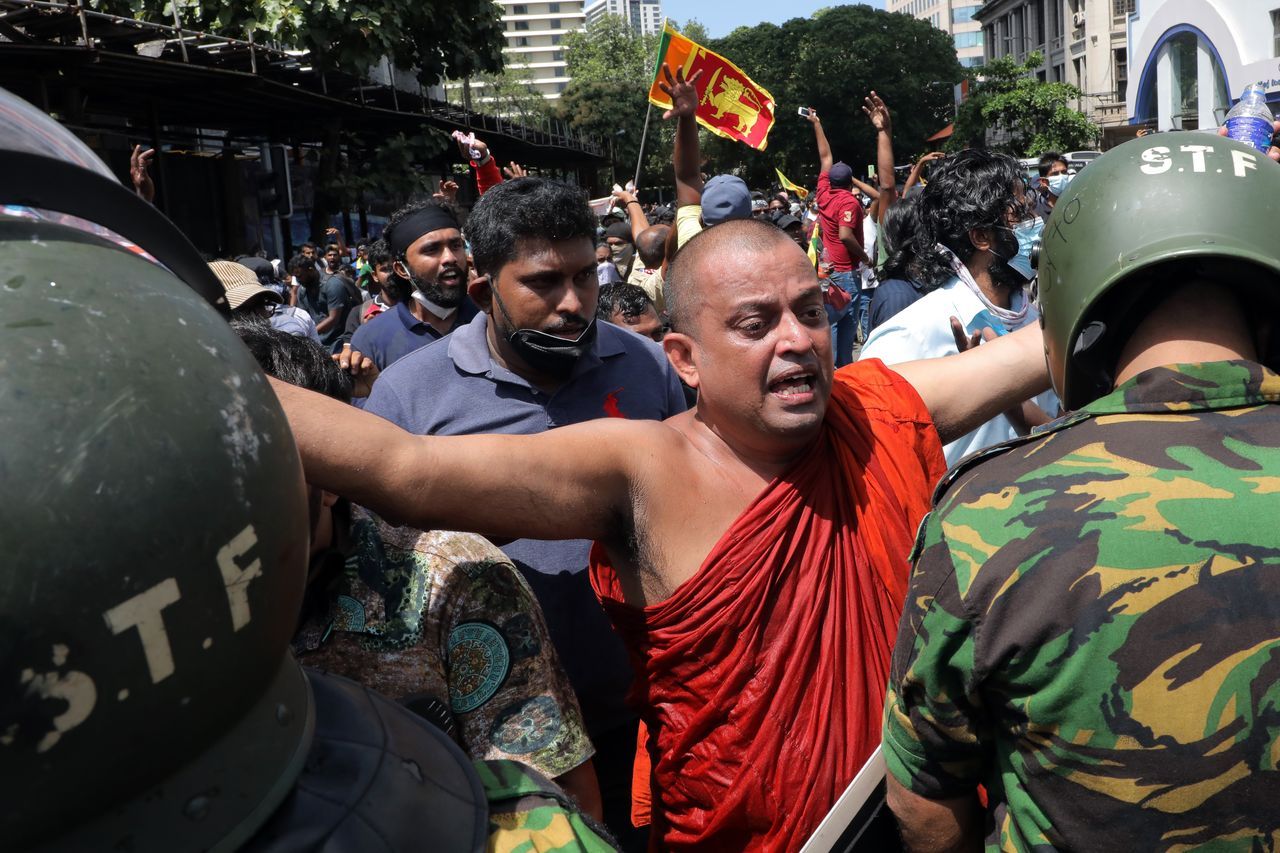 Sri Lanka'da hükümet krizi! Binlerce gösterici Başbakanlık konutunu ateşe verdi 28