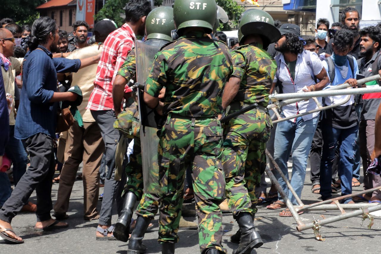 Sri Lanka'da hükümet krizi! Binlerce gösterici Başbakanlık konutunu ateşe verdi 30