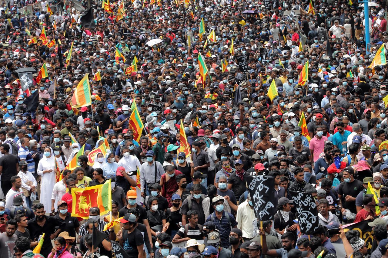 Sri Lanka'da hükümet krizi! Binlerce gösterici Başbakanlık konutunu ateşe verdi 31