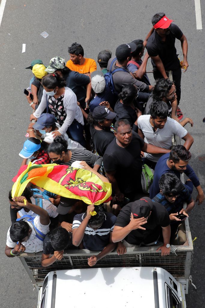 Sri Lanka'da hükümet krizi! Binlerce gösterici Başbakanlık konutunu ateşe verdi 32