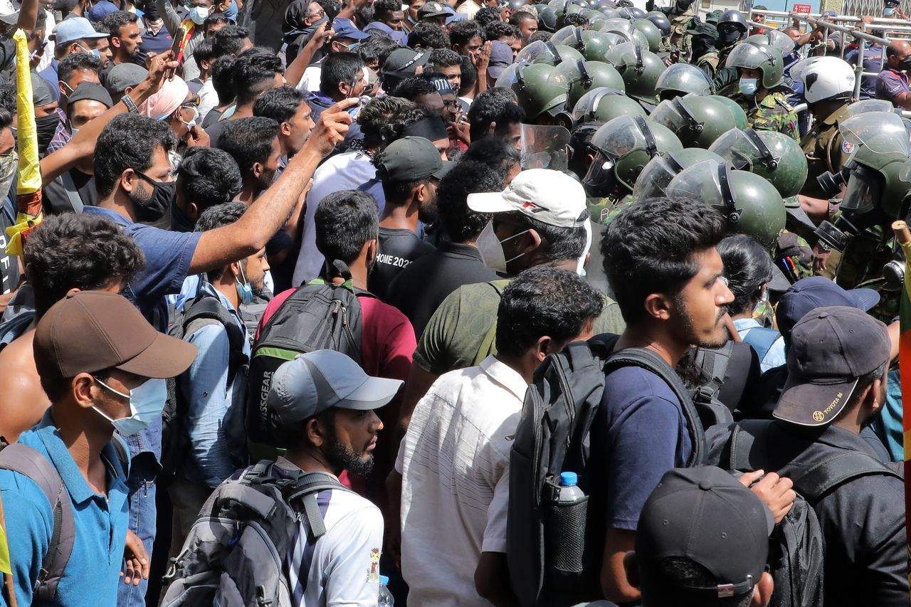 Sri Lanka'da hükümet krizi! Binlerce gösterici Başbakanlık konutunu ateşe verdi 33
